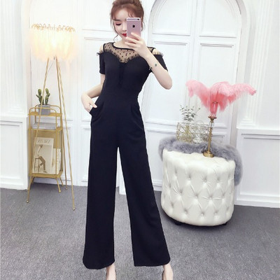 Modern női jumpsuit fekete és piros színben, vágott váll és rövid ujjú