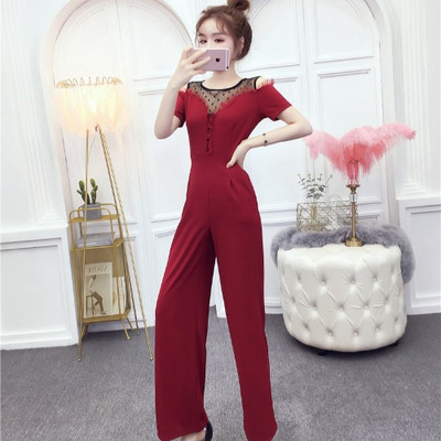 Modern női jumpsuit fekete és piros színben, vágott váll és rövid ujjú