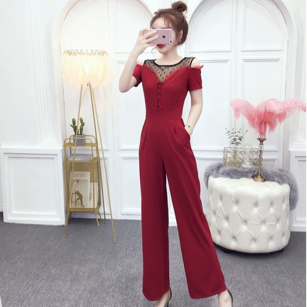 Modern női jumpsuit fekete és piros színben, vágott váll és rövid ujjú