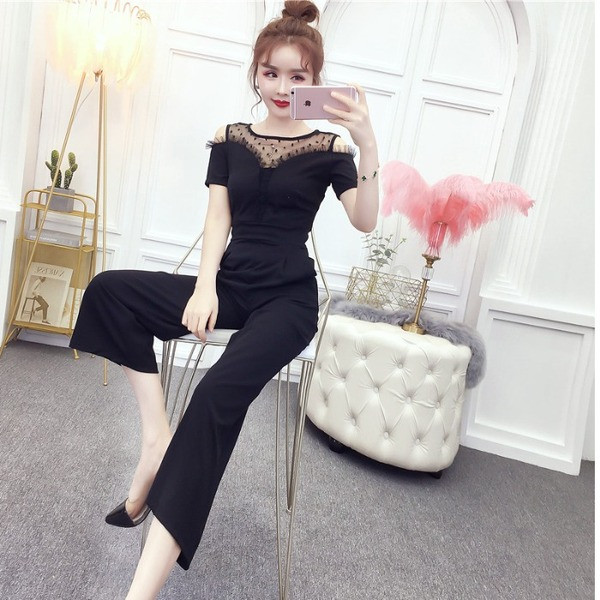 Modern női jumpsuit fekete és piros színben, vágott váll és rövid ujjú