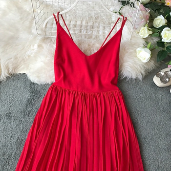 Stílusos női ruha csupasz háttal, piros V-nyakkal