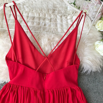 Stílusos női ruha csupasz háttal, piros V-nyakkal