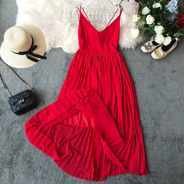 Stílusos női ruha csupasz háttal, piros V-nyakkal