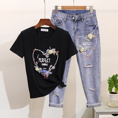 Актуален дамски комплект  от тениска и дънки с 3D-елемент 