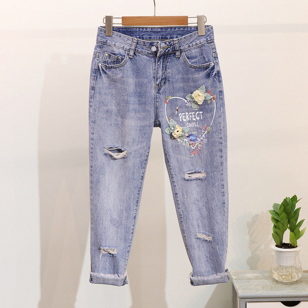 Актуален дамски комплект  от тениска и дънки с 3D-елемент 