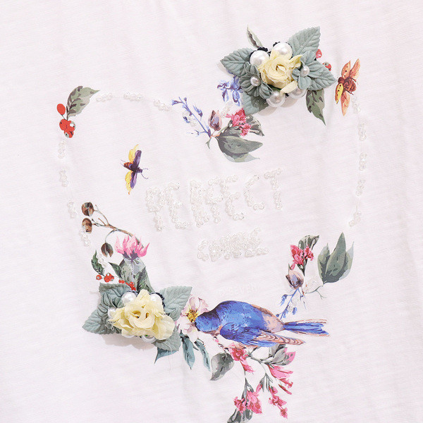 Актуален дамски комплект  от тениска и дънки с 3D-елемент 