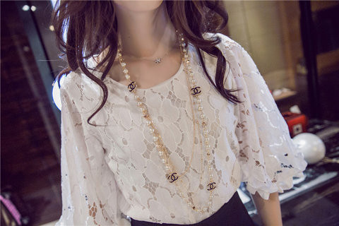 Κομψή γυναικεία μπούζα από δαντέλα σε λευκό χρώμα με  λωτού μανίκια