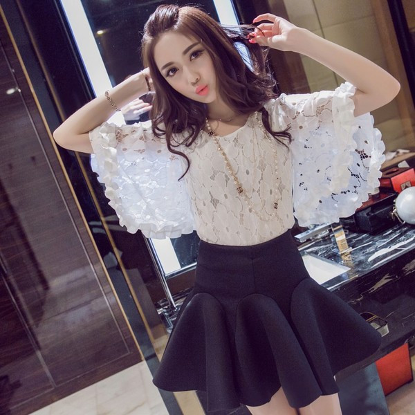 Κομψή γυναικεία μπούζα από δαντέλα σε λευκό χρώμα με  λωτού μανίκια