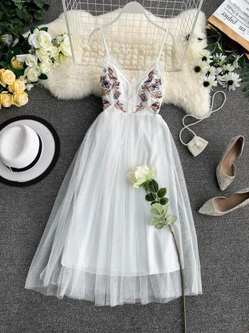 Stílusos női ruha hímzéssel, vékony pántokkal több színben