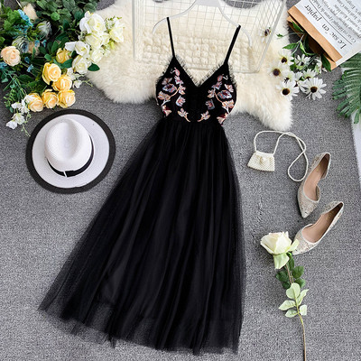 Stílusos női ruha hímzéssel, vékony pántokkal több színben