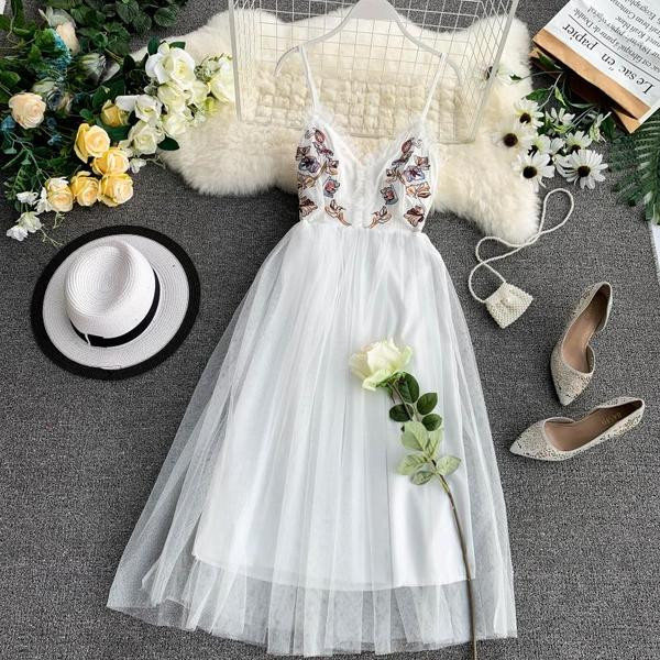 Stílusos női ruha hímzéssel, vékony pántokkal több színben