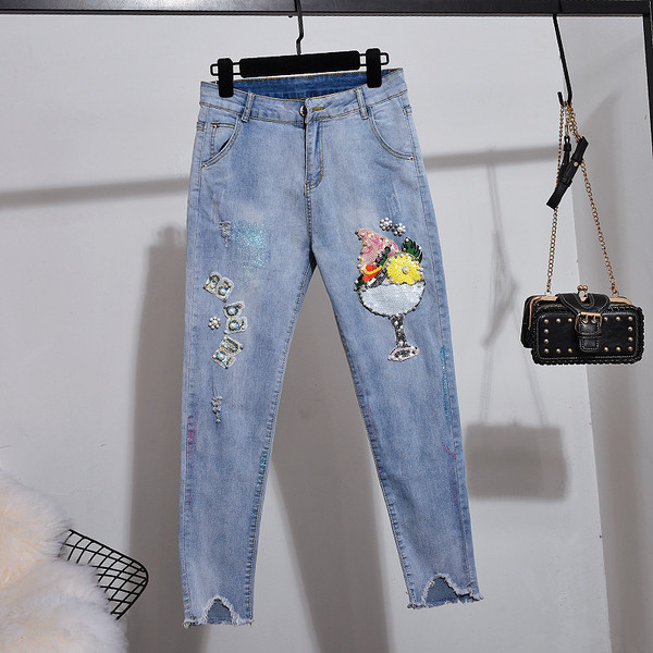 Korszerű női szett pólóval és flitteres farmerrel