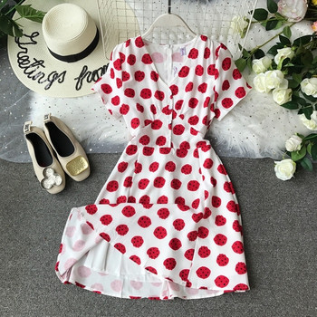 Κομψό γυναικείο φόρεμα με ντεκολτέ σε σχήμα V σε λευκό