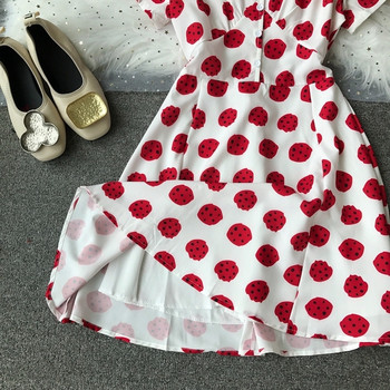 Κομψό γυναικείο φόρεμα με ντεκολτέ σε σχήμα V σε λευκό