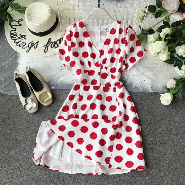 Κομψό γυναικείο φόρεμα με ντεκολτέ σε σχήμα V σε λευκό