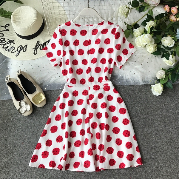 Κομψό γυναικείο φόρεμα με ντεκολτέ σε σχήμα V σε λευκό