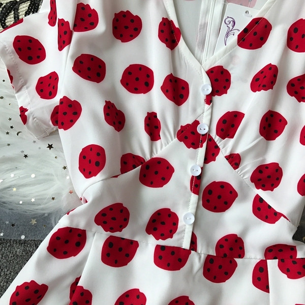 Κομψό γυναικείο φόρεμα με ντεκολτέ σε σχήμα V σε λευκό