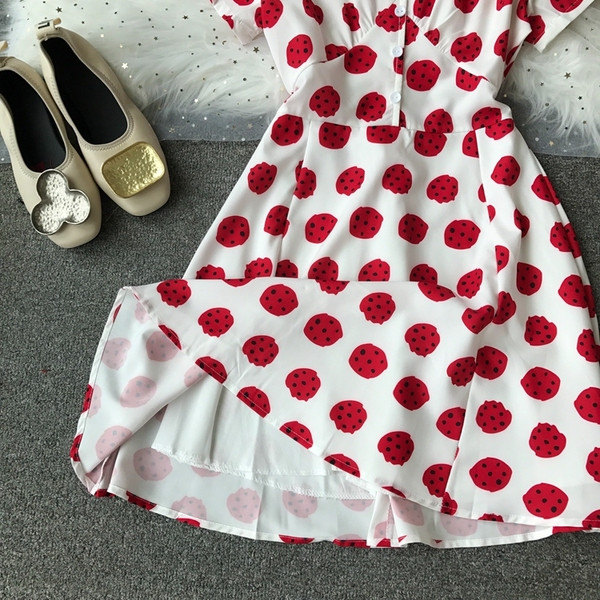 Κομψό γυναικείο φόρεμα με ντεκολτέ σε σχήμα V σε λευκό