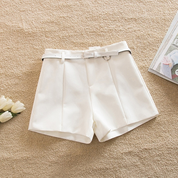 Γυναικεία κομψά σορτς με ζώνη σε τρία χρώματα