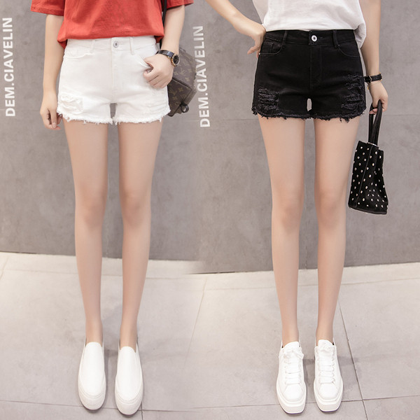 Καθημερινά γυναικεία σορτς  με άσπρο και μαύρο χρώμα