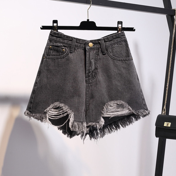 Καθημερινά γυναικεία σορτςσε τρία χρώματα της μέσης