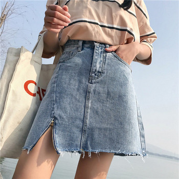 Modern, világos színű női farmerszoknya oldalsó cipzárral