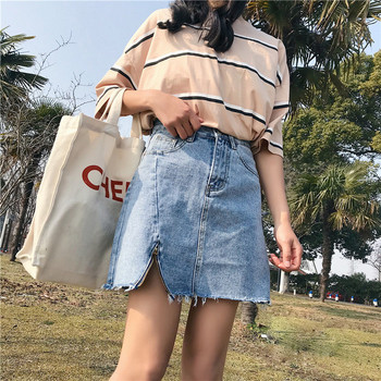 Modern, világos színű női farmerszoknya oldalsó cipzárral