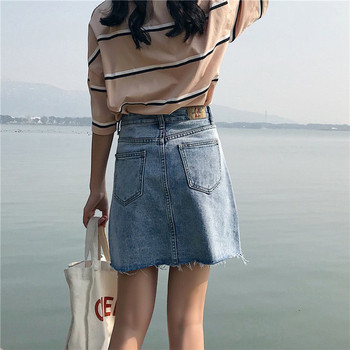 Modern, világos színű női farmerszoknya oldalsó cipzárral