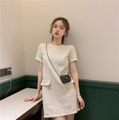 Σύγχρονηο γυναικείο φόρεμα με κοντό μανίκι με φαρδύ μοντέλο σε μπεζ χρώμα