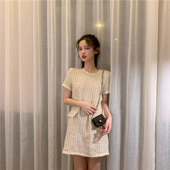 Σύγχρονηο γυναικείο φόρεμα με κοντό μανίκι με φαρδύ μοντέλο σε μπεζ χρώμα