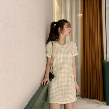 Σύγχρονηο γυναικείο φόρεμα με κοντό μανίκι με φαρδύ μοντέλο σε μπεζ χρώμα