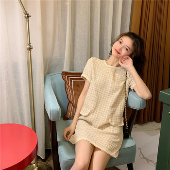 Σύγχρονηο γυναικείο φόρεμα με κοντό μανίκι με φαρδύ μοντέλο σε μπεζ χρώμα