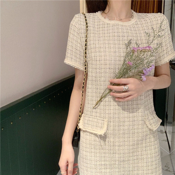 Σύγχρονηο γυναικείο φόρεμα με κοντό μανίκι με φαρδύ μοντέλο σε μπεζ χρώμα