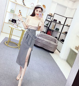 Stílusos női blúz szett vágott váll és kockás szoknyával