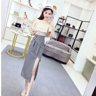 Stílusos női blúz szett vágott váll és kockás szoknyával