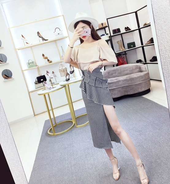 Stílusos női blúz szett vágott váll és kockás szoknyával