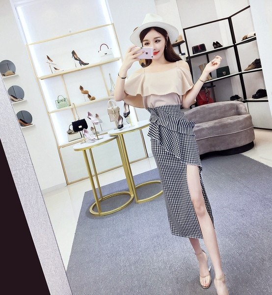 Stílusos női blúz szett vágott váll és kockás szoknyával