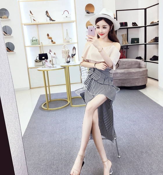 Stílusos női blúz szett vágott váll és kockás szoknyával