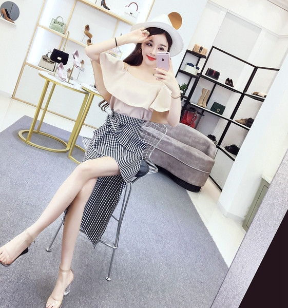 Stílusos női blúz szett vágott váll és kockás szoknyával