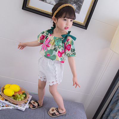 Modern, virágmotívumokkal díszített gyerekszett lányoknak