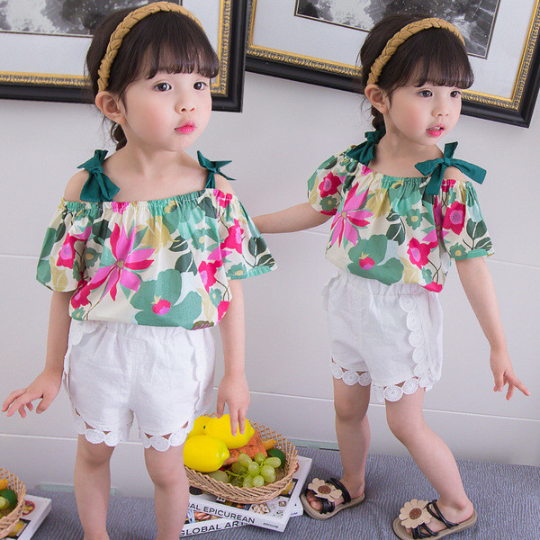 Modern, virágmotívumokkal díszített gyerekszett lányoknak