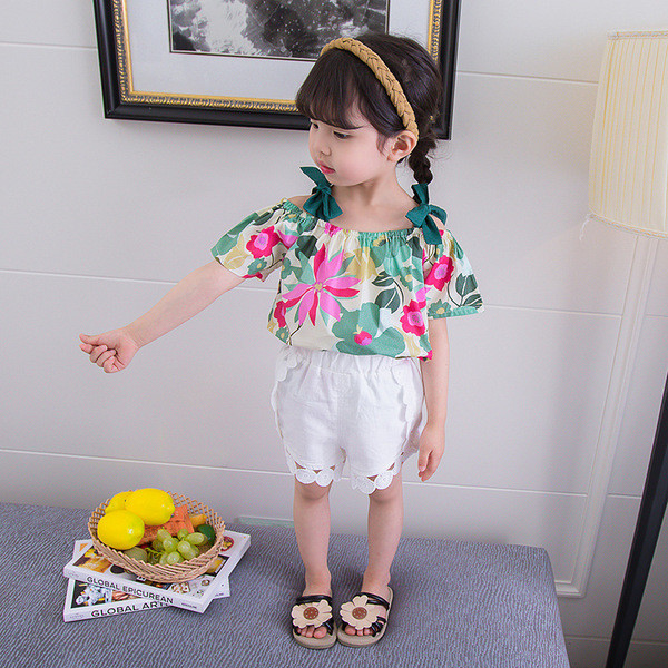 Modern, virágmotívumokkal díszített gyerekszett lányoknak