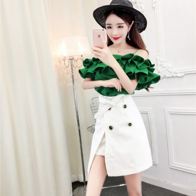 Modern női szoknyagarnitúra magas derékkal, fehér színben, és négy színben ejtett vállú blúzzal