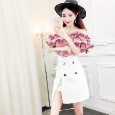 Modern női szoknyagarnitúra magas derékkal, fehér színben, és négy színben ejtett vállú blúzzal