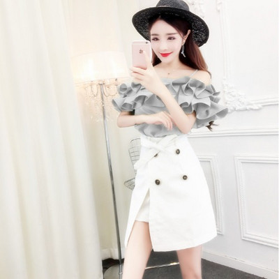 Modern női szoknyagarnitúra magas derékkal, fehér színben, és négy színben ejtett vállú blúzzal