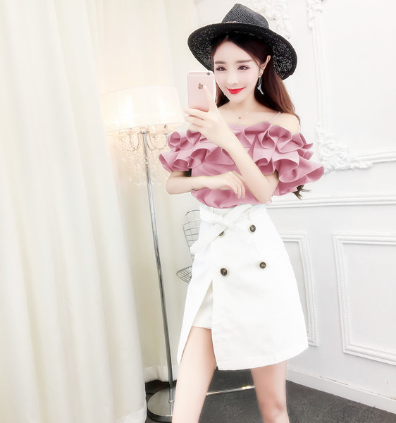 Modern női szoknyagarnitúra magas derékkal, fehér színben, és négy színben ejtett vállú blúzzal