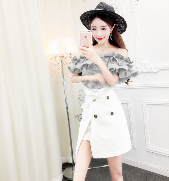 Modern női szoknyagarnitúra magas derékkal, fehér színben, és négy színben ejtett vállú blúzzal