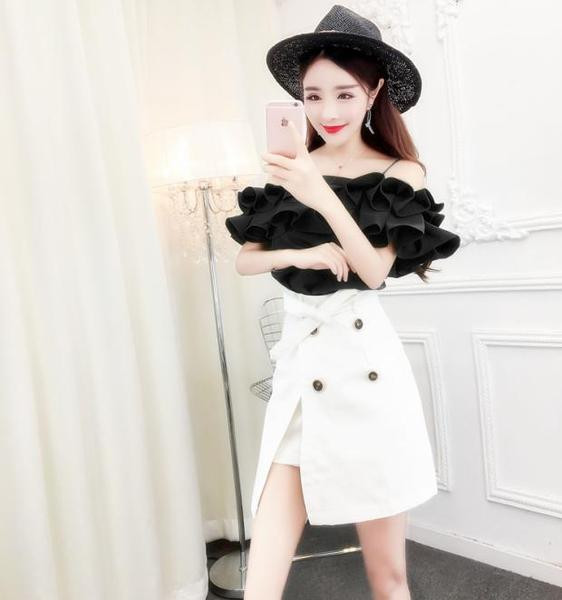 Modern női szoknyagarnitúra magas derékkal, fehér színben, és négy színben ejtett vállú blúzzal