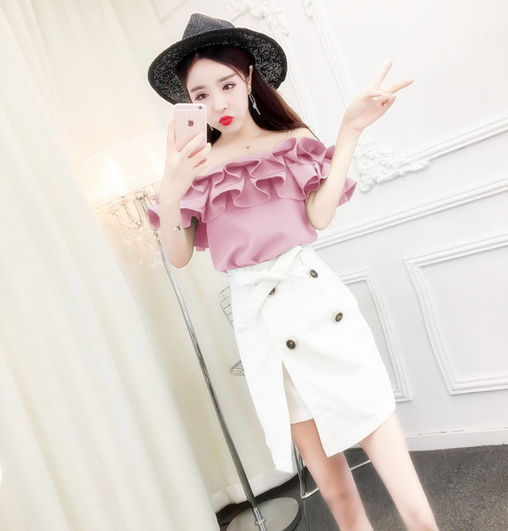 Modern női szoknyagarnitúra magas derékkal, fehér színben, és négy színben ejtett vállú blúzzal