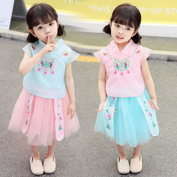 Stílusos gyerekszett kétrészes szoknyából és blúzból hímzéssel lányoknak